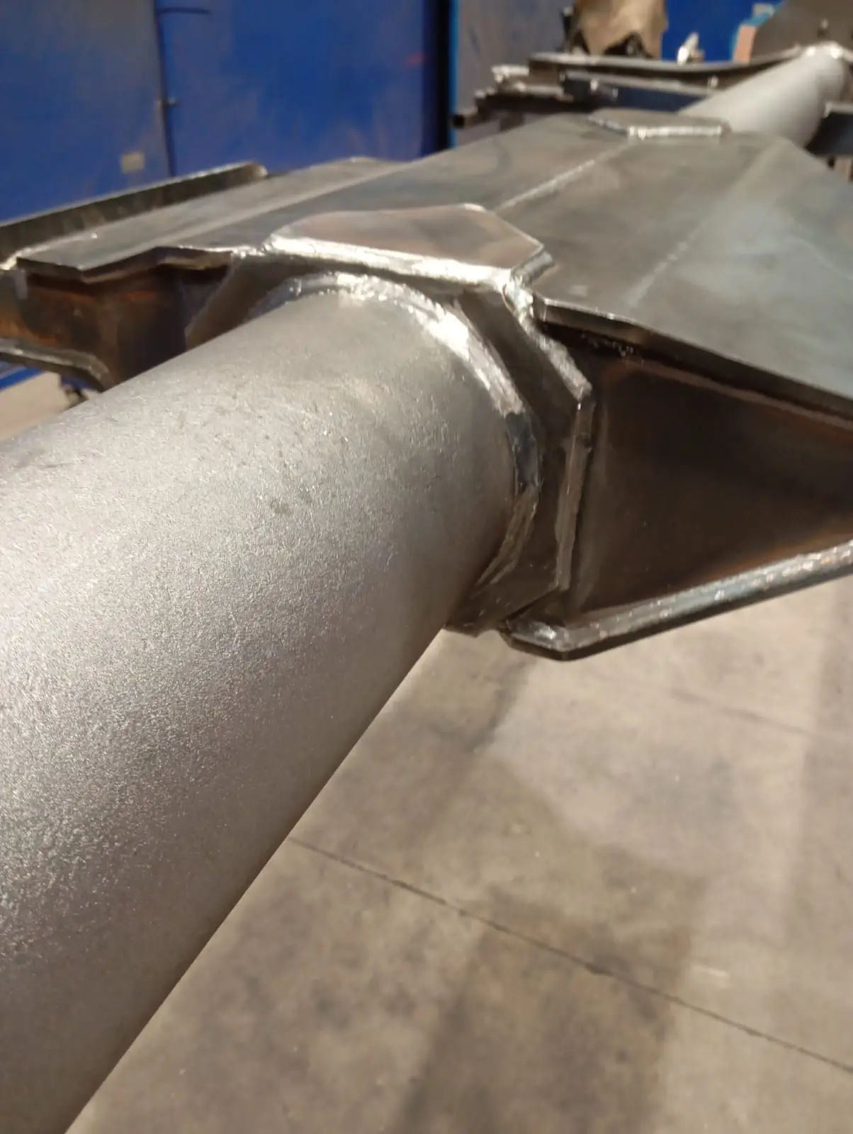 Welded steel pipe knot