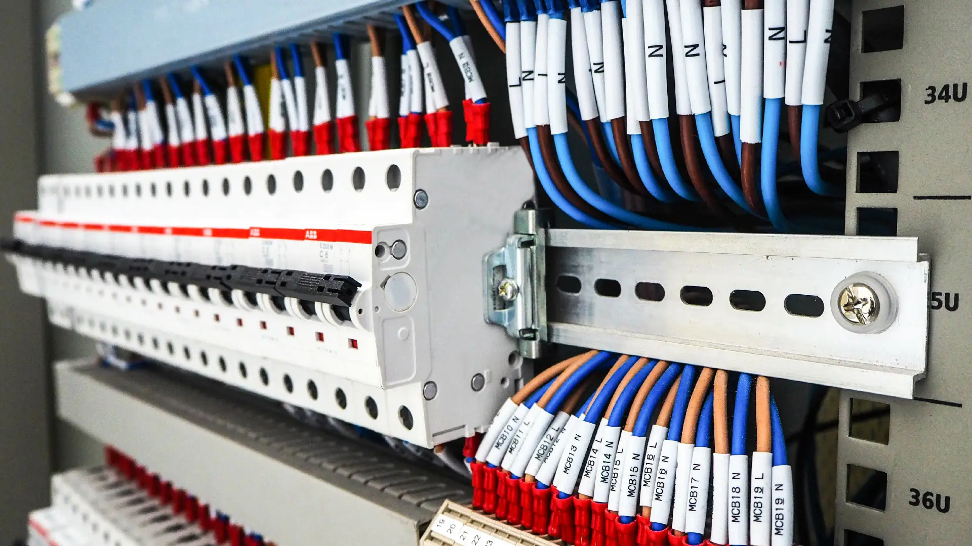 Control technology with colour-coded wiring