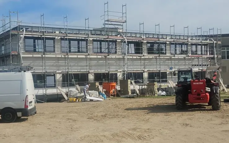 Bürogebäude Schluckwerder in Adendorf — new build with scaffolding during construction