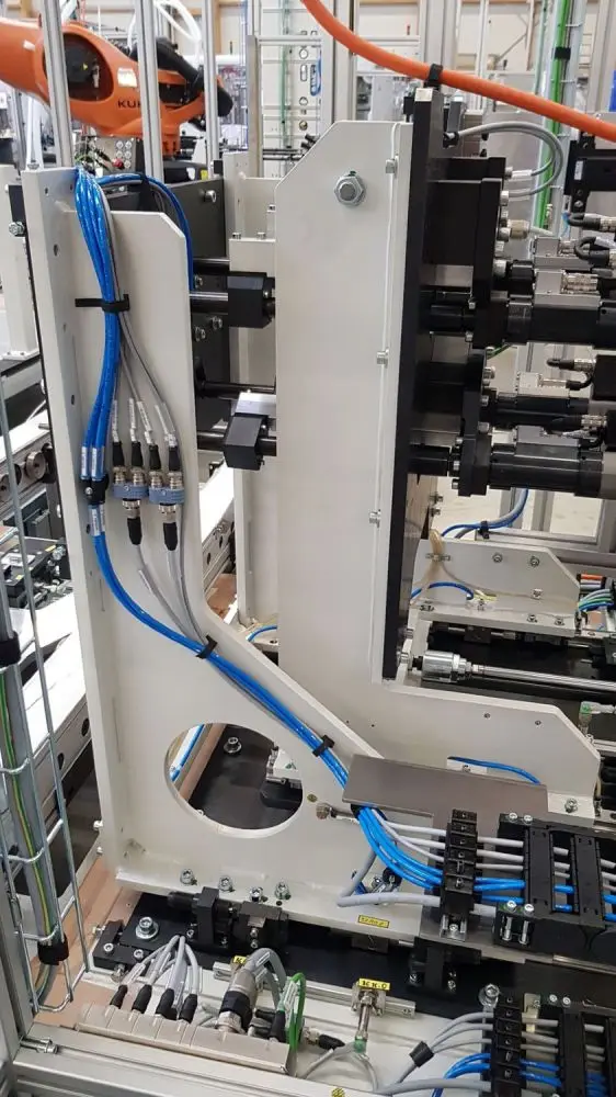 Robot cell in an automation system